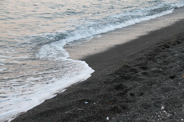 perissa beach santorini